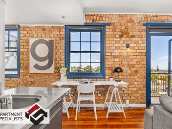 Ponsonby Unicorn: Character, Sun, and a Car Park