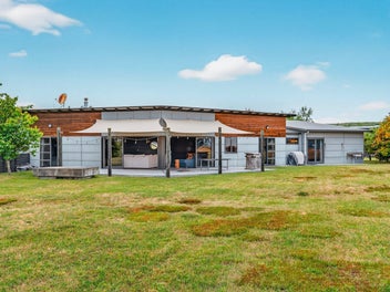 Effortless lake living with space and style