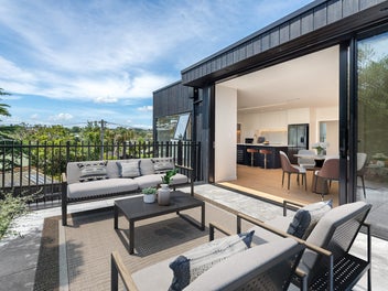 Sun, Space & Sophisticated Design