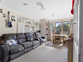 Charming cul-de-sac living close to town