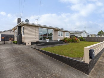 Fully Updated, Studio + Double Garaging