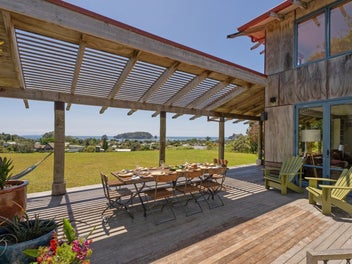 Sea views, scale, and architectural pedigree