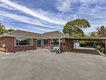 GREAT FAMILY HOME + SELF CONTAINED FLAT