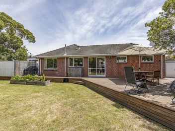 GREAT FAMILY HOME + SELF CONTAINED FLAT