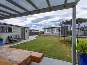 Relaxed Living with Indoor Outdoor Flow