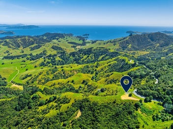 Off-grid living close to world-class beaches