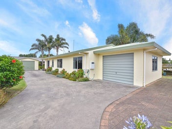 Two Garages, One Exceptional Papamoa Address