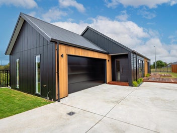 Vendors Priced to Sell!! – Enquiry over $950,000