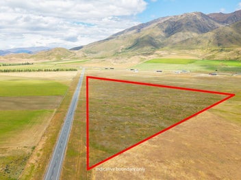 Unique 7 ha Opportunity with Subdivision Potenti