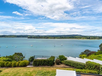 Sun-kissed family retreat | Resort like living