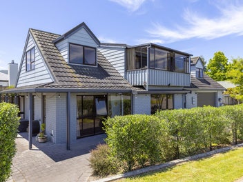 Spacious Family Home with Modern Kitchen & Views