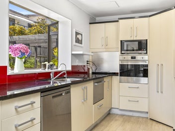 Spacious Family Home with Modern Kitchen & Views