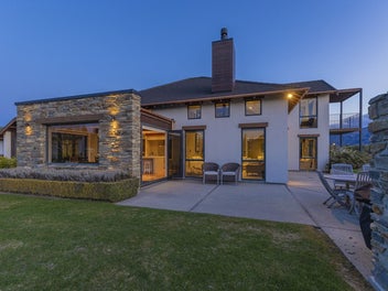 Panoramic & Perfectly Positioned in Mt Gold