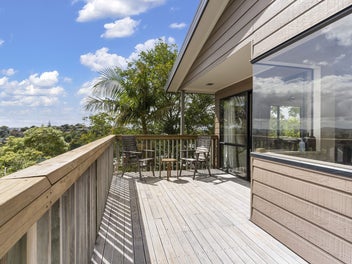 Large Living | Elevated City Views