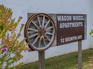 Easy Care Unit Lock Up & Leave So Close To Town!