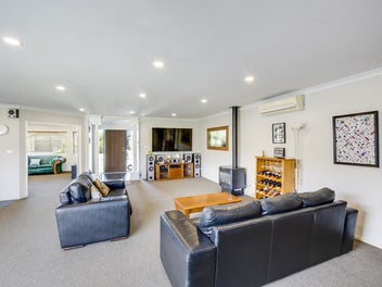 Generous living. Peaceful position. Serious sale.