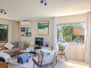 Peaceful Onetangi Hideaway with Native Birdlife