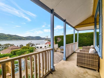 Mac Bay Gem - Harbour Views & Sunshine