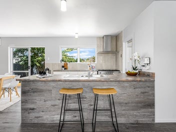 Modern Living in Handy Boulcott