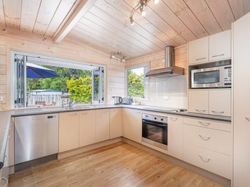 Room to Relax, Entertain & Escape at Cooks Beach