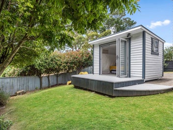 Modern Living, Sunlit Spaces & Great Schools!