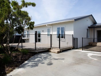 Six bedroom stunner in Springvale