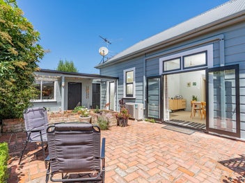 Elevated Elegance in a Sun-Filled Setting