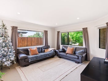 * UNDER OFFER * Welcome Home !