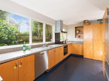 PEACE, PRIVACY & VIEWS IN CITY-END KARORI