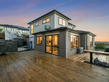 Modern Family Living with Spectacular Views