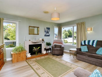 * UNDER OFFER * Astute Buyers Should See This One