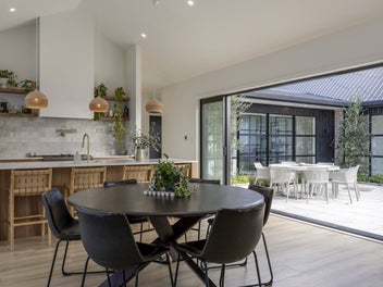 Spectacular family home in Nga Roto