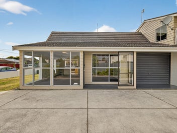 Sunny, Renovated, Internal Garage, Great Spot