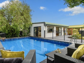 Trendy Cottage with Tropical Pool