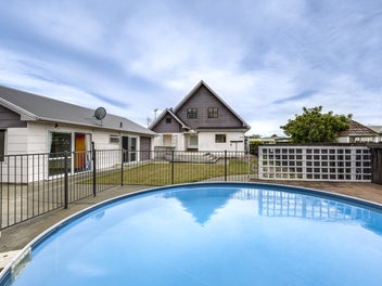 Greenmeadows, Five bedrooms, Pool, Sleepout