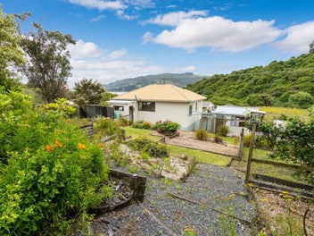1950s Cottage in Rural Peninsula Setting