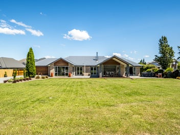 Stylish Living With Alpine Views!