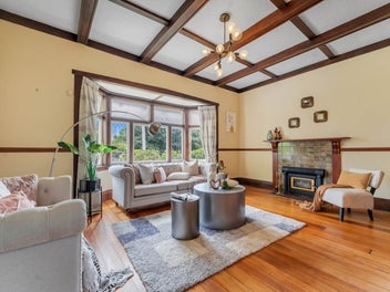 Stylish character bungalow in prime location