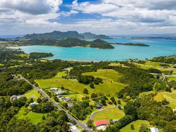 Spacious Lifestyle Living with Workshop