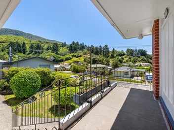 Sunny, Solid and Harbour Views on the Horizon