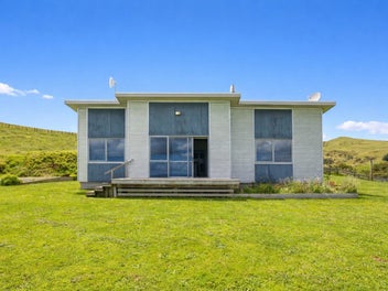 Peaceful Hilltop Living with Panoramic Views