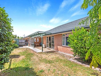 * UNDER OFFER * INSTANTLY APPEALING !