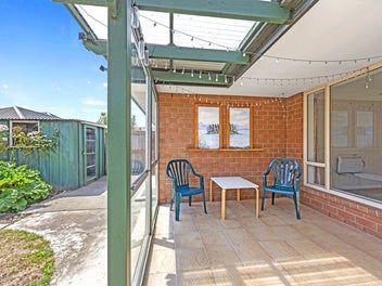 * UNDER OFFER * INSTANTLY APPEALING !