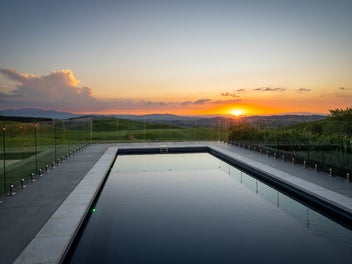 Sensational Views, Pool & Plenty of Space