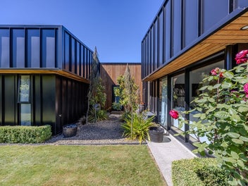 Stylish Living by the Lake & Park