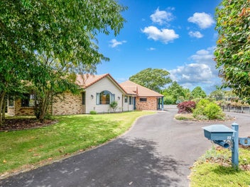 Large-Scale Living With Granny Flat And Pool