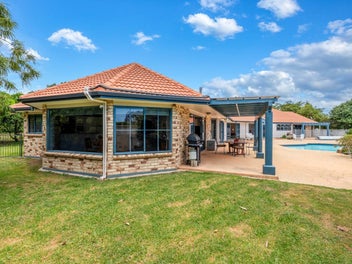 Large-Scale Living With Granny Flat And Pool