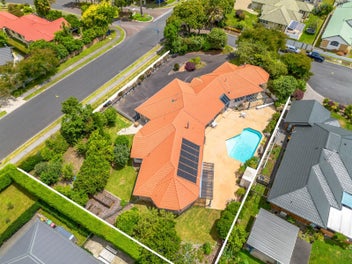 Large-Scale Living With Granny Flat And Pool