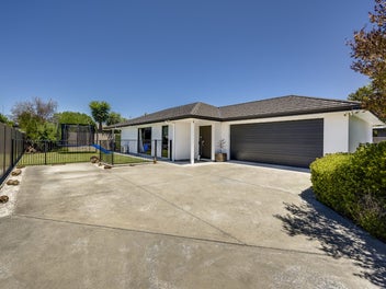 2017 Double Glazed, Private and Easy Care.