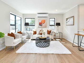 Freestanding - Like New & Room For Granny